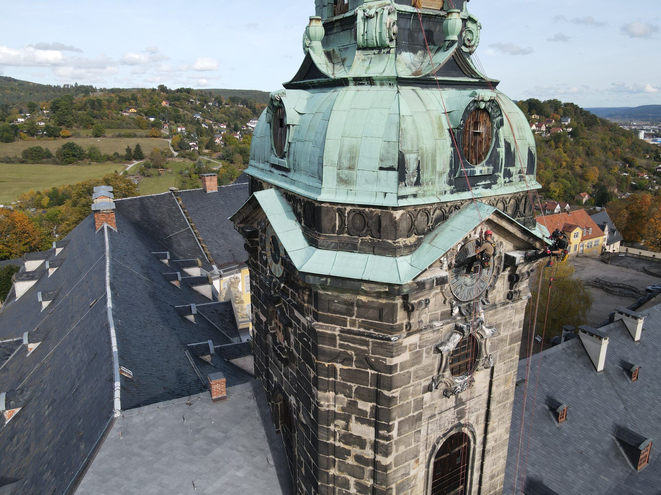 Seilakrobatik mit Akkubohrer und Winkelschleifer