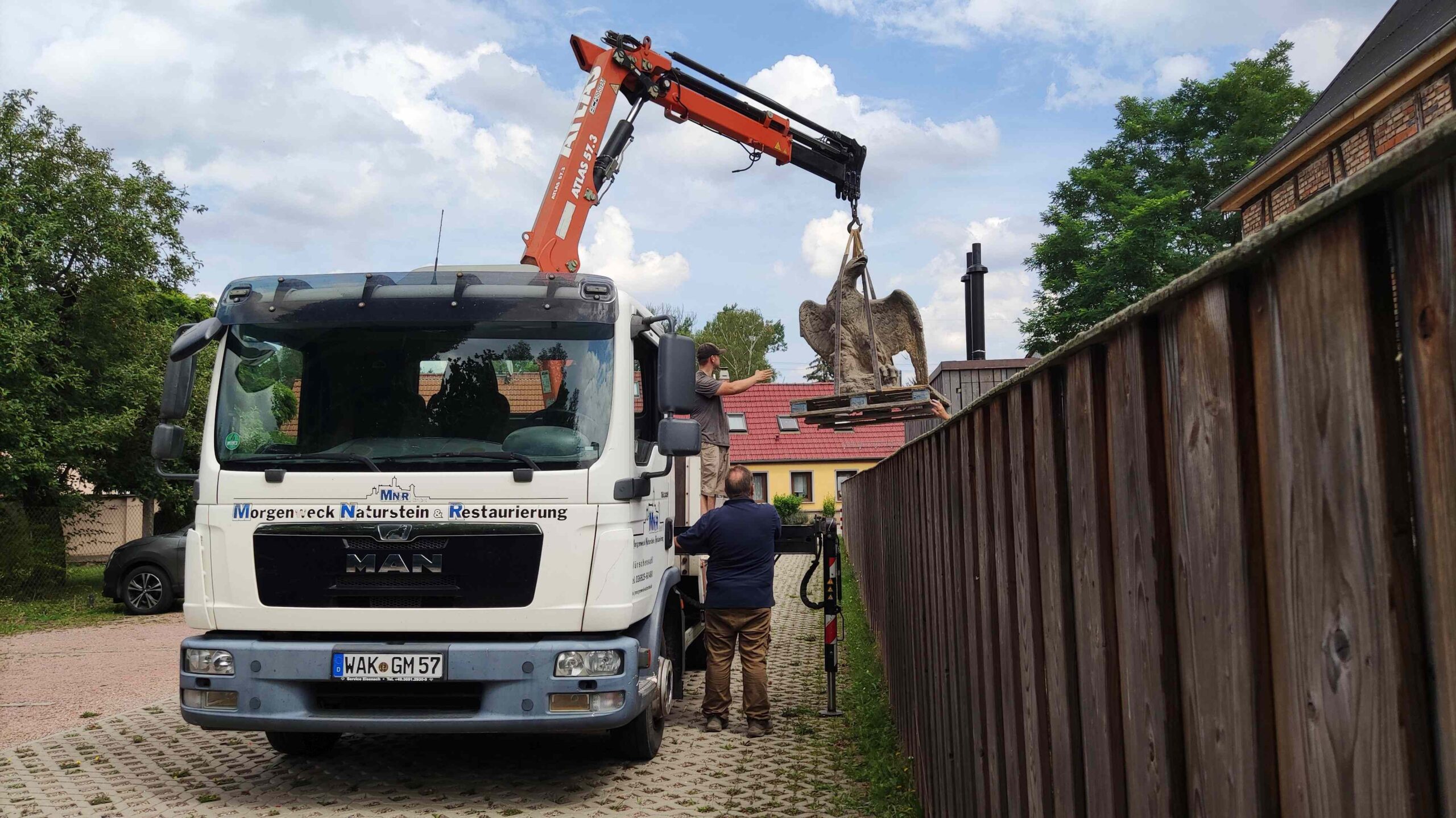 Schwebende Barockskulptur